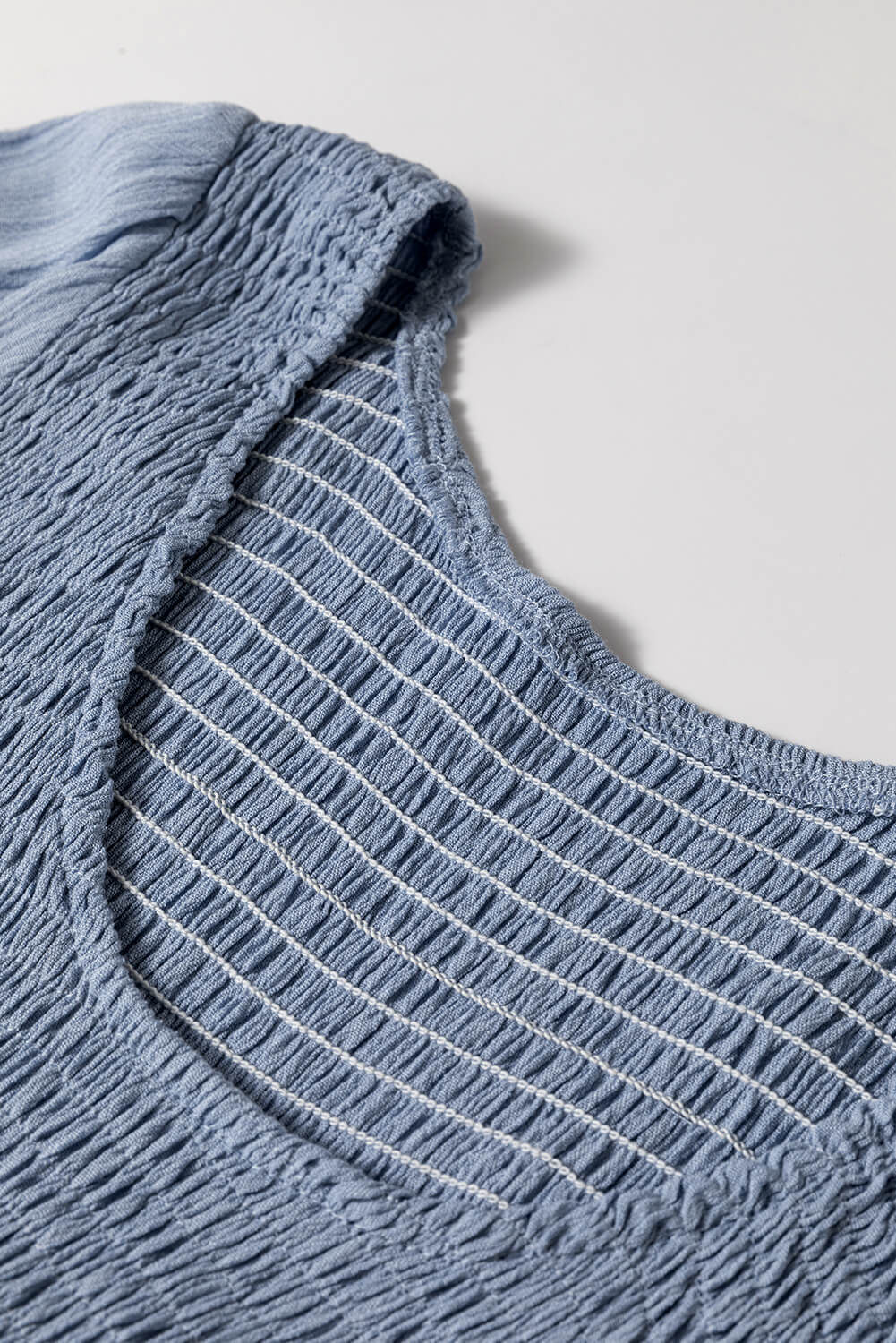 Robe courte à manches longues et col en V smocké à volants Ashleigh Blue