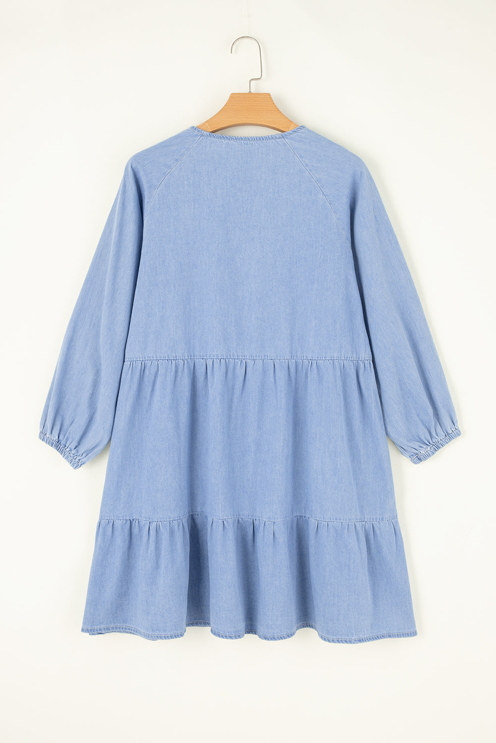 Robe courte en chambray Beau Blue à manches bouffantes, col en V et volants superposés