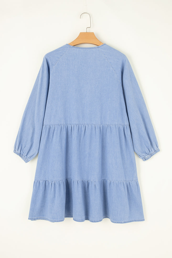 Robe courte en chambray Beau Blue à manches bouffantes, col en V et volants superposés