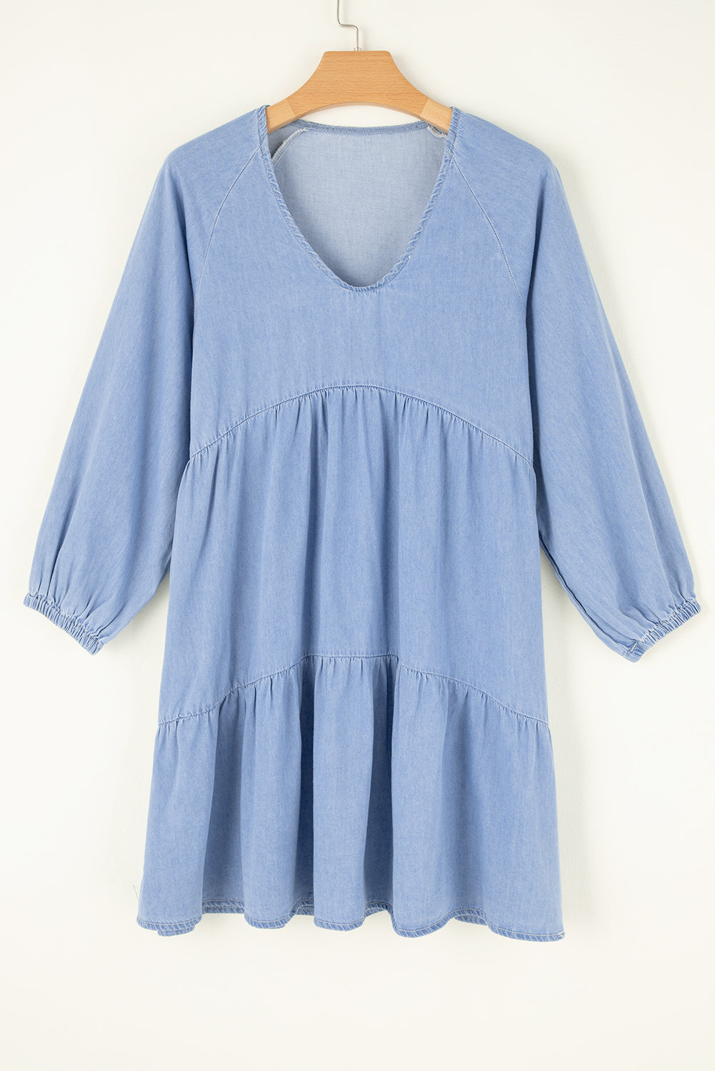 Robe courte en chambray Beau Blue à manches bouffantes, col en V et volants superposés