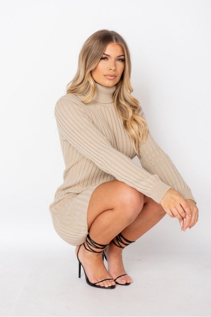 Robe pull beige à col roulé en maille côtelée