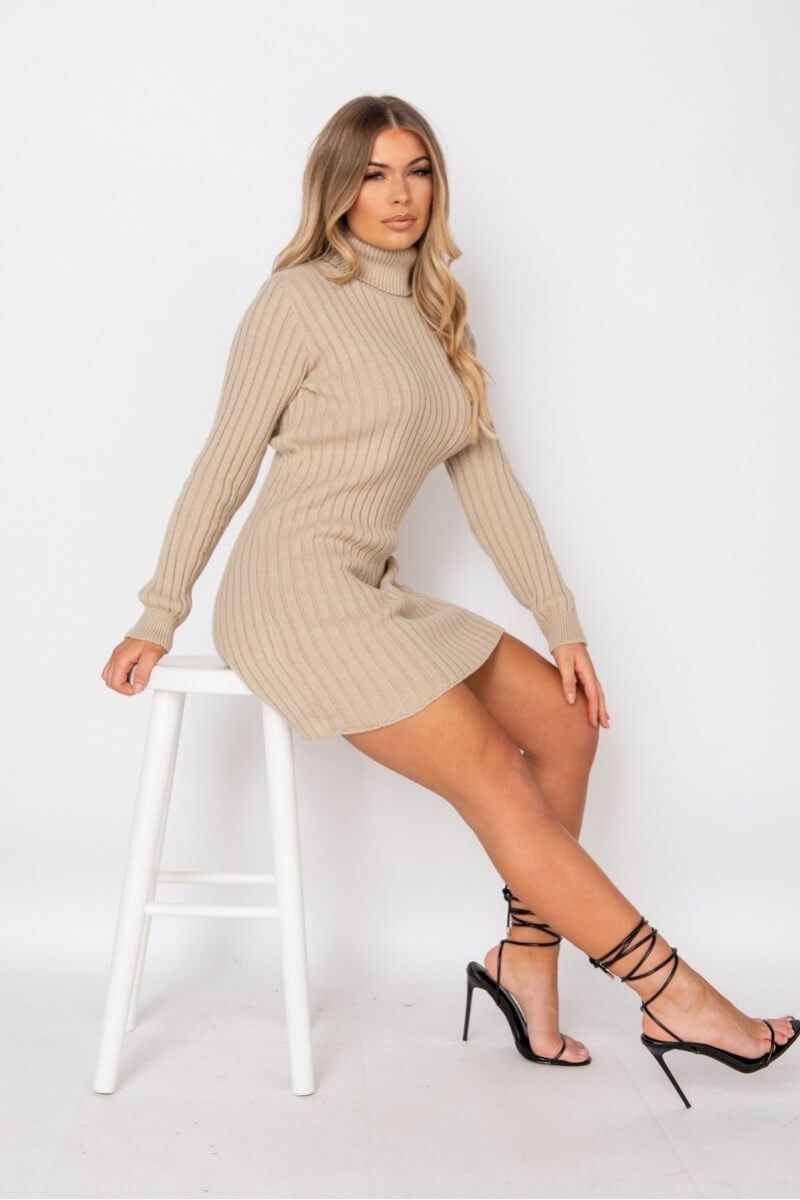 Robe pull beige à col roulé en maille côtelée