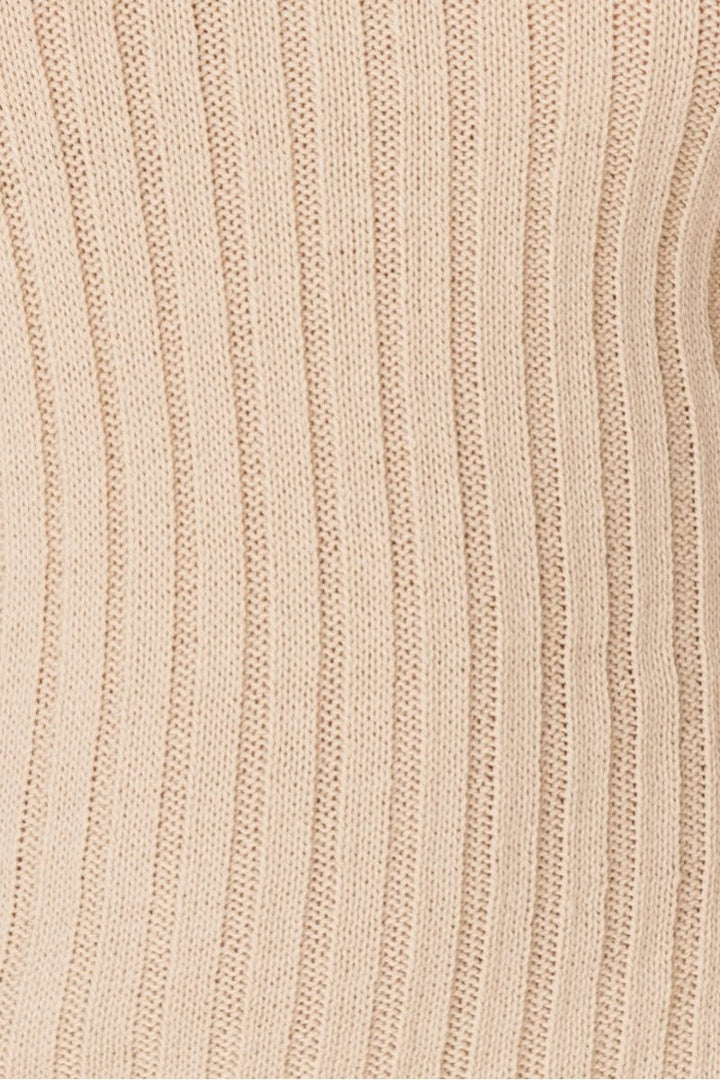 Robe pull beige à col roulé en maille côtelée